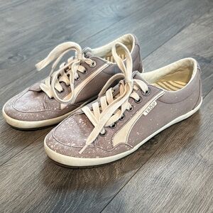 Taos women’s grey sneakers size  8